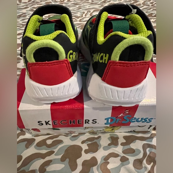 Dr Seuss Grinch light up Sneakers - Picture 6 of 7
